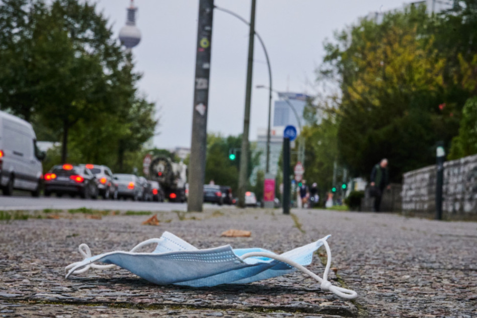 Ein Mund-Nasen-Schutz liegt auf dem Gehweg in Friedrichshain.