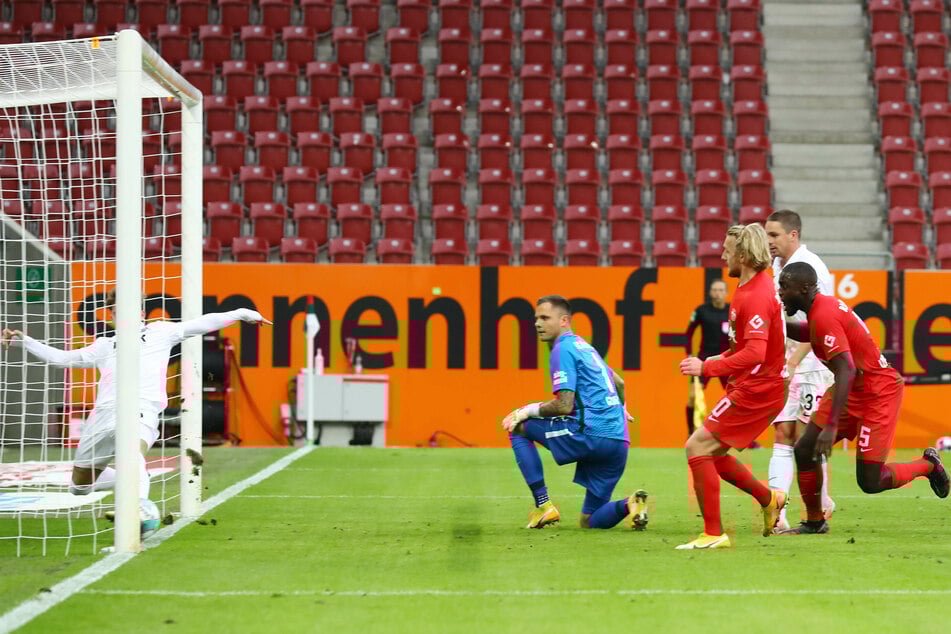 60. Minute: Mads Pedersen kratzt den Ball von Dayot Upamecano (r.) von der Linie.