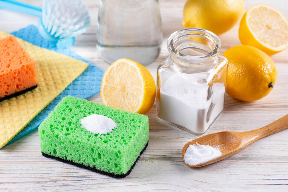 Natron, Backpulver oder Zitronen sind perfekte Hausmittel, um eine Thermoskanne zu reinigen.