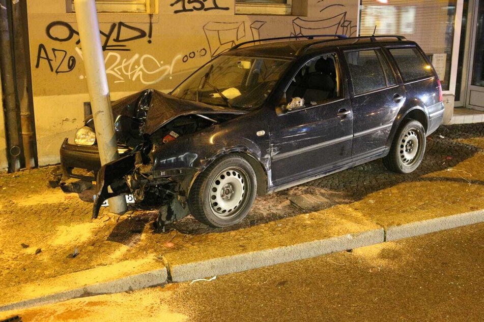 Das Auto krachte gegen einen Ampelmast.