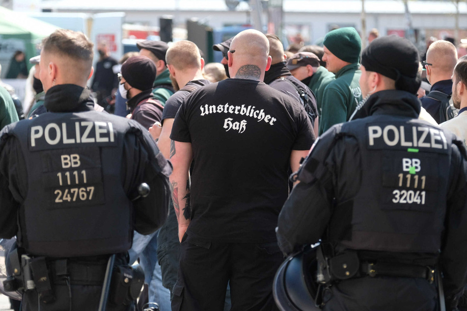 Mitglieder der rechtsextremen Partei "Der dritte Weg" wurden auf dem Weg nach Zwickau von der Bundespolizei kontrolliert.