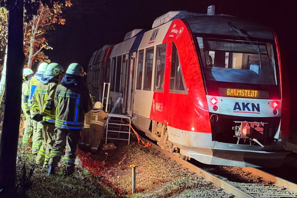 Die AKN-Bahn war nach dem Zusammenstoß weiterhin fahrbereit und wurde in den nächsten Bahnhof gefahren.