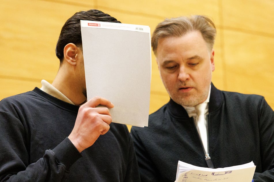 Der Verteidiger Burkhard Benecken (r.) forderte für den Angeklagten lediglich eine Verwarnung.
