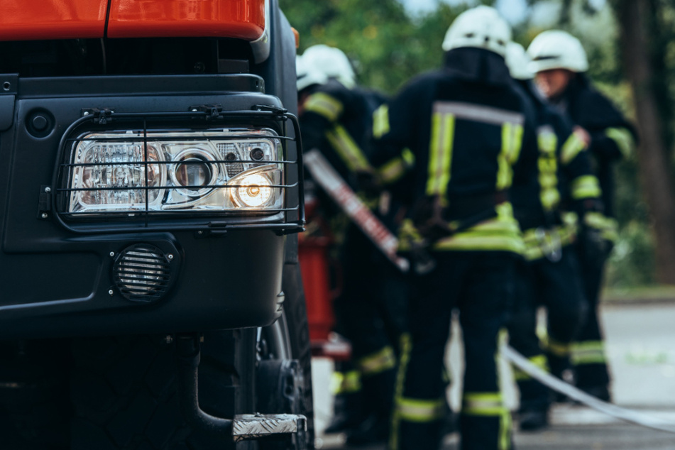 Kameraden der Feuerwehr mussten Personen aus den verkeilten Fahrzeugen retten. (Symbolbild)