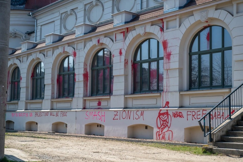 Mehrere Schriftzüge wurden an der Fassade verteilt.