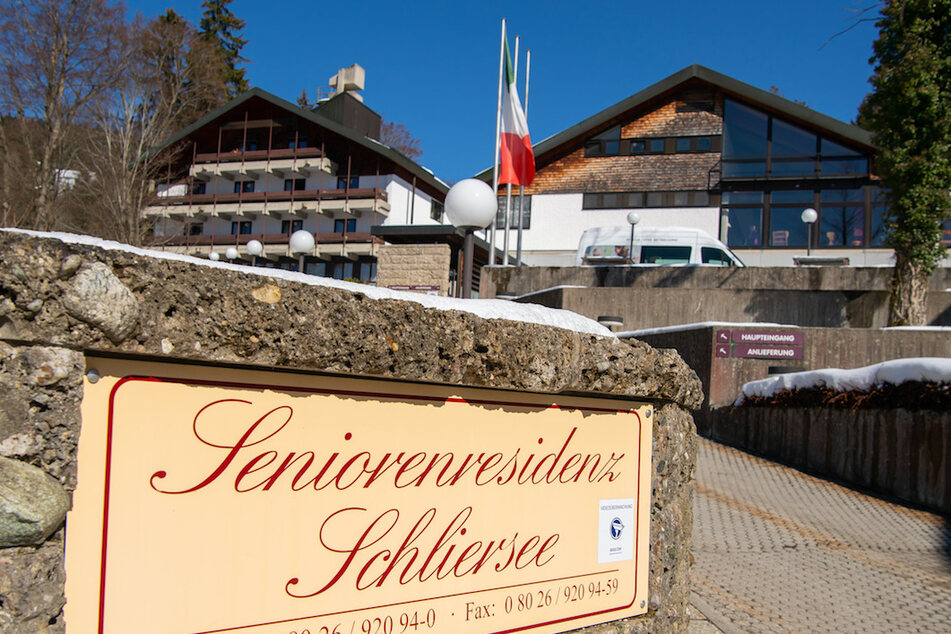 Ein Schild mit der Aufschrift "Seniorenresidenz Schliersee" steht vor der betroffenen Einrichtung in Oberbayern.