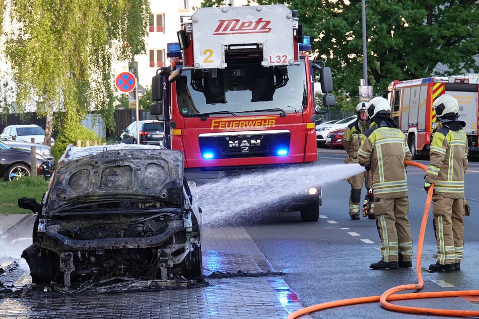 Dresden: Auto brennt in Mickten vollständig aus