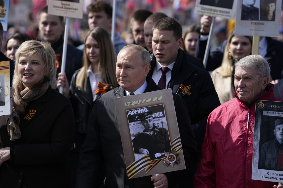 Wladimir Putin (69,M) nimmt, gemeinsam mit anderen Personen, zum "Tag des Sieges" am Gedenkmarsch des "Unsterblichen Regiments" in Moskau teil.