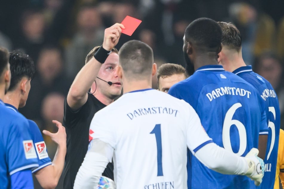 Schiedsrichter Lars Erbst zeigt Patric Pfeiffer glatt Rot.