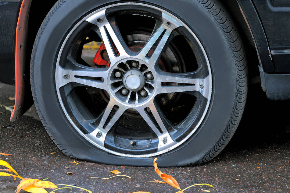 In Potsdam müssen sich Autofahrer erneut mit platten Reifen herumschlagen. (Symbolbild)