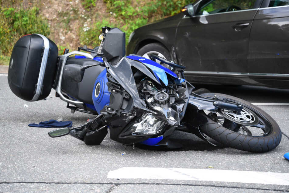 Das Motorrad liegt auf der Straße.