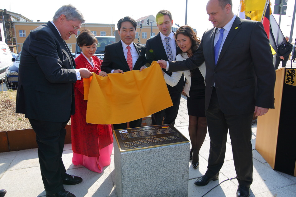 Vor fünf Jahren Einweihung mit großem Tamtam: Botschafter Kim Jae-shin, Bürgermeister Dirk Hilbert und die Trommelgruppe Han Ul.