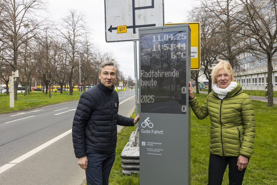 Mitte April weihten Stephan Kühn (45, Grüne) und die Leiterin des Straßen- und Tiefbauamts Simone Prüfer (59) die Fahrradbarometer ein.