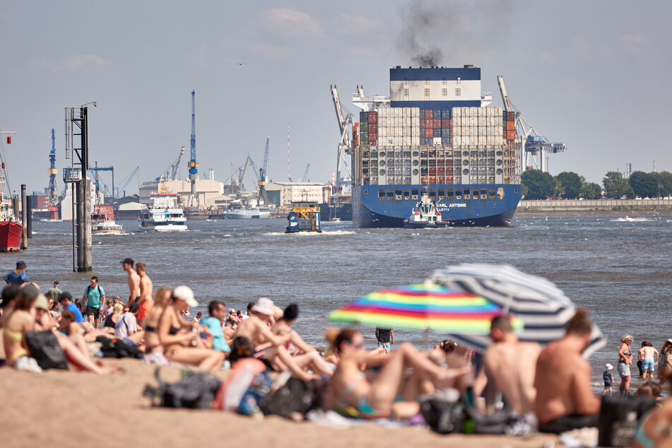 Am Hamburger Elbstrand ist am Samstagabend eine Abiparty eskaliert. (Archivbild)