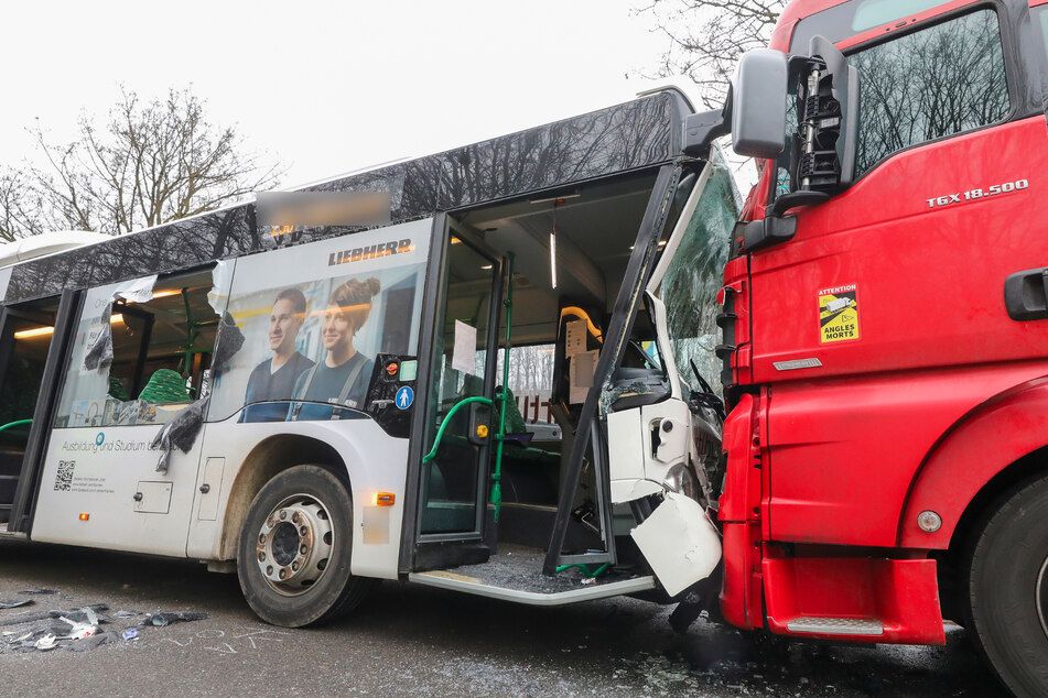 Bus und Laster kollidieren: 28 Verletzte, darunter 26 Jugendliche