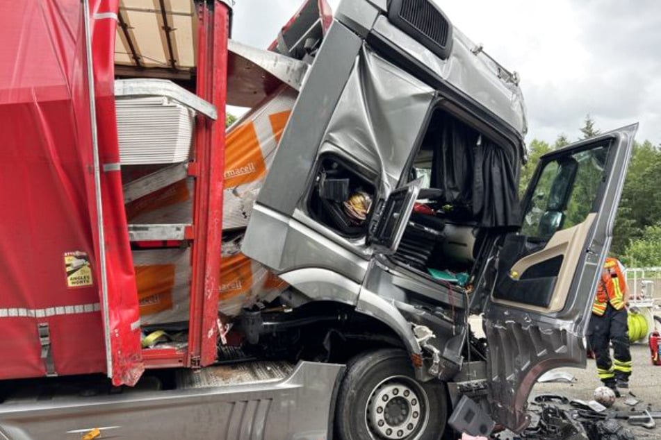 Unfall A7: Lastwagen-Unfall auf A7: Vater und Sohn (10) verletzt in Krankenhaus