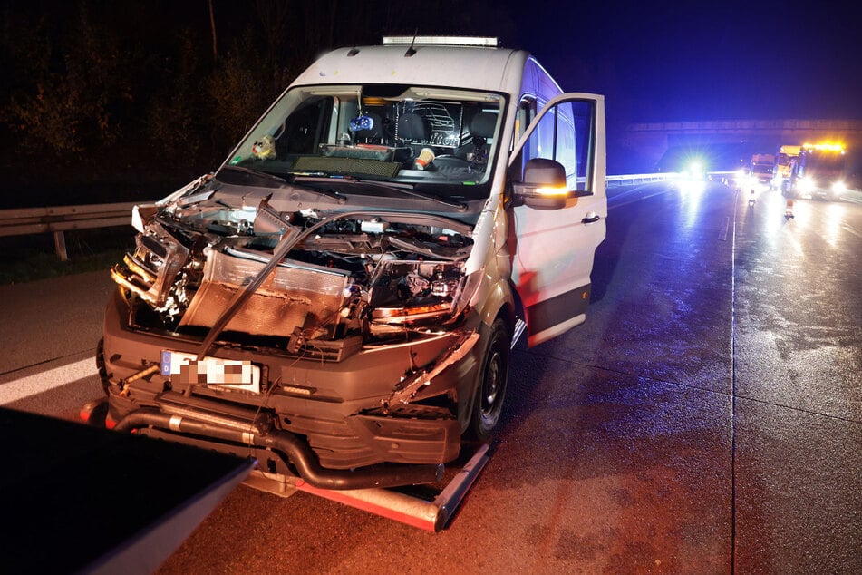 Der Transporter wurde bei dem Crash erheblich beschädigt.