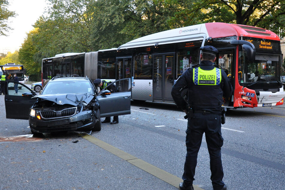 Der Linienbus konnte nicht mehr rechtzeitig bremsen und rammte den Skoda.