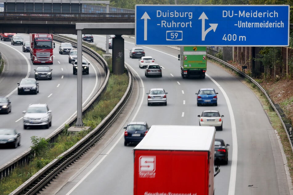 Unfall A59: Öl auf der Fahrbahn: Vollsperrung der A59 beim Kreuz Duisburg