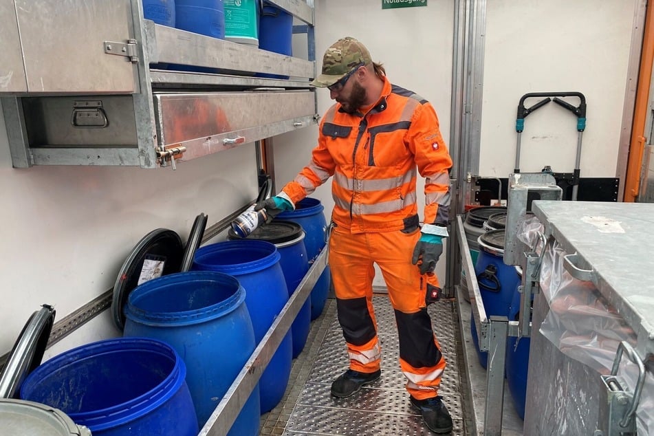 Die Mitarbeiter nehmen eine Vielzahl gefährlicher Abfälle entgegen.