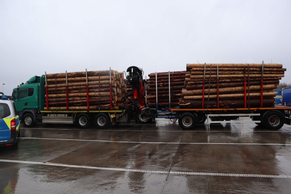 Die Ladung der drei Laster musste vor der Weiterfahrt auf zwei weitere Lkw verteilt werden.