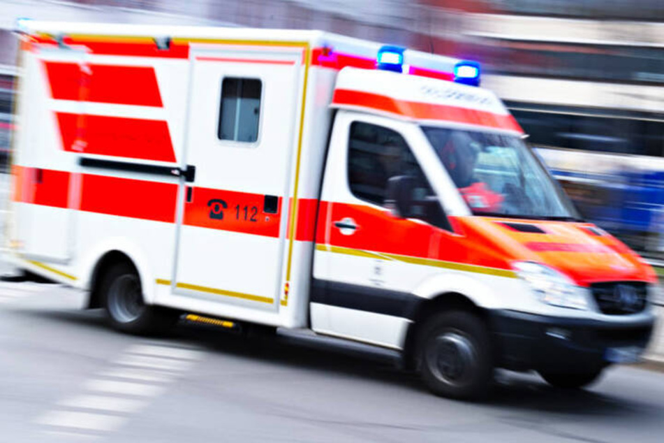 Frontal-Crash in Kurve: Sechs junge Menschen teils schwer verletzt