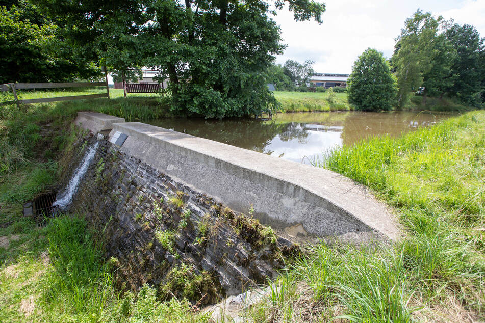 Der Stausee wird von keinem Bach, sondern nur durch ablaufendes Oberflächenwasser gespeist. Die Staumauer kann zu Fuß überwunden werden.