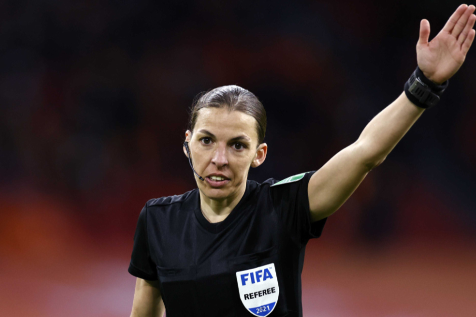 Stéphanie Frappart (38) wird als erste Frau ein WM-Spiel der Herren leiten.