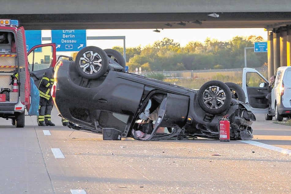 Der Dacia landete auf dem Dach - die Fahrerin (61) wurde schwer verletzt geborgen und ins Krankenhaus gebracht.