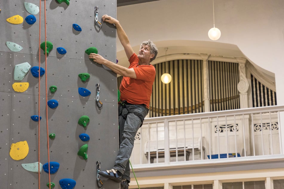 Gunther Thar (59) besitzt einen reichen Erfahrungsschatz als Bergsportler. Als Übungsleiter gibt er sein Wissen weiter an Kinder und Heranwachsende. Die Orgel der ehemaligen Kirche ist noch bespielbar, aber hörbar verstimmt.