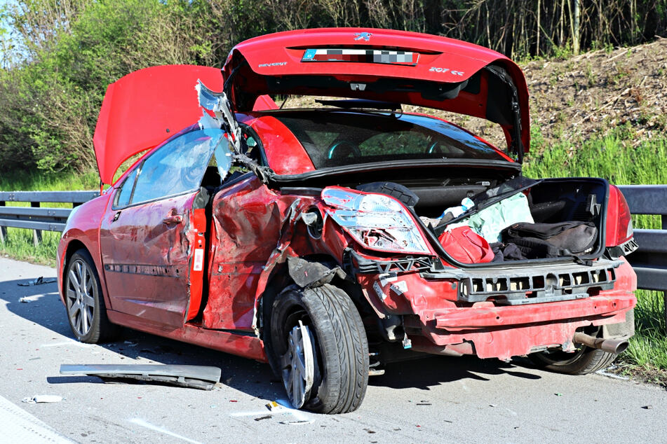 Tödlicher Unfall auf der A96 in Bayern: Ein Lastwagen ist in das Heck eines Pannenfahrzeugs gekracht. Ein Mensch ist gestorben.