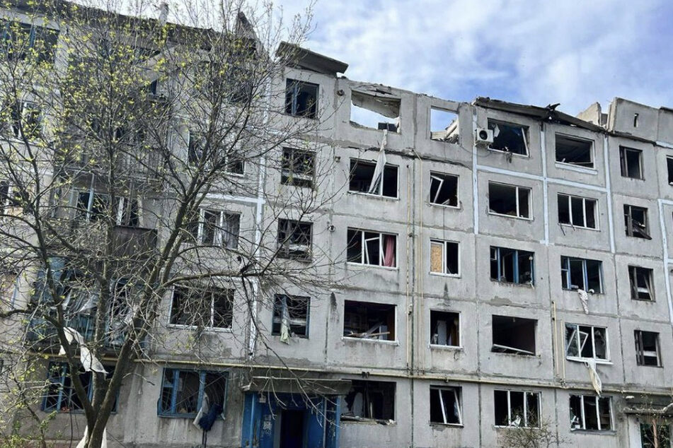 Russian airstrikes on Ukrainian villages and cities in the east and south, including Sloviansk, killed at least six people.