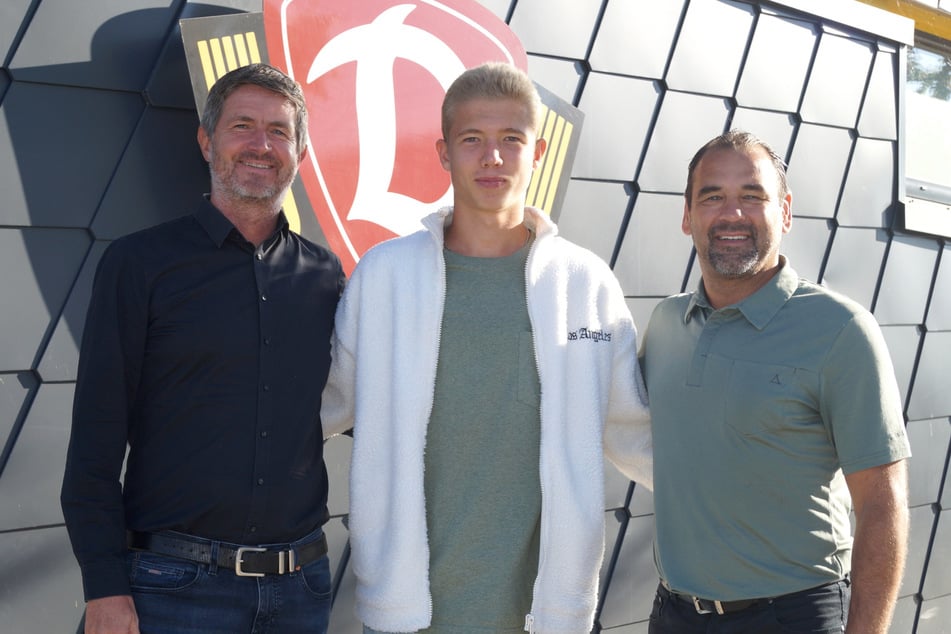 Ralf Becker (52, l.) und Ulf Kirsten (57, r.) sind froh, dass Top-Talent Dmytro Bogdanov (16, M.) sich für weitere Jahre für Dynamo Dresden entschieden hat.