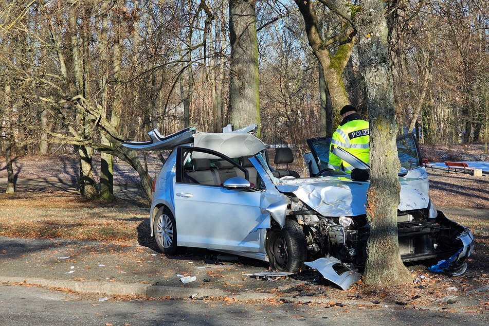 VW kracht in Baum: Zwei Verletzte bei schwerem Unfall