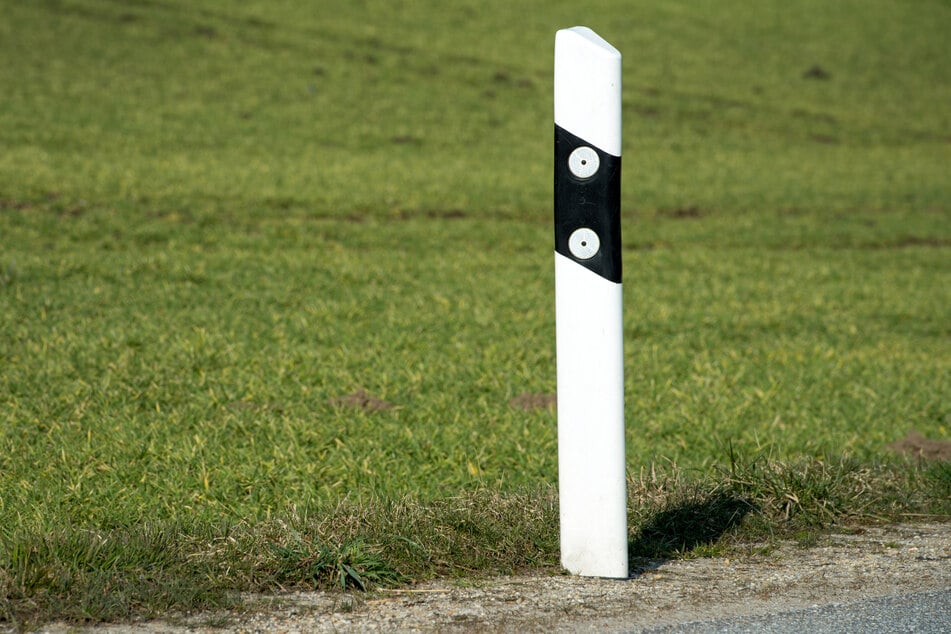 Ein Fußgänger soll entlang der B171 bei Marienberg mehrere Leitpfosten herausgerissen haben. (Symbolbild)