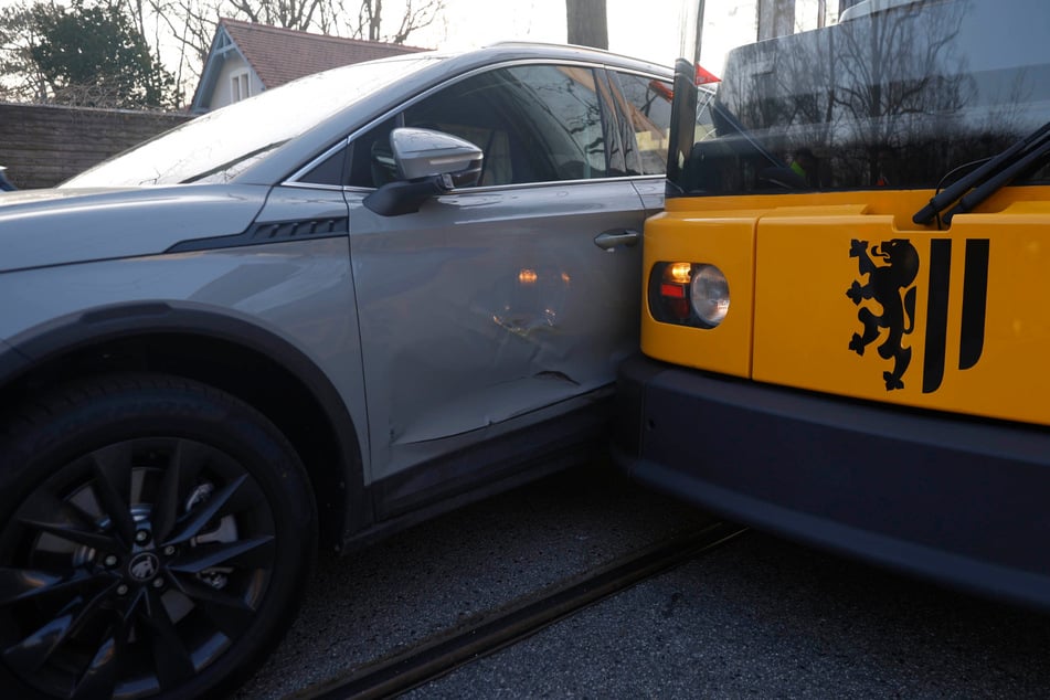 Besonders die Fahrertür des Škodas geriet bei dem Unfall in Mitleidenschaft.