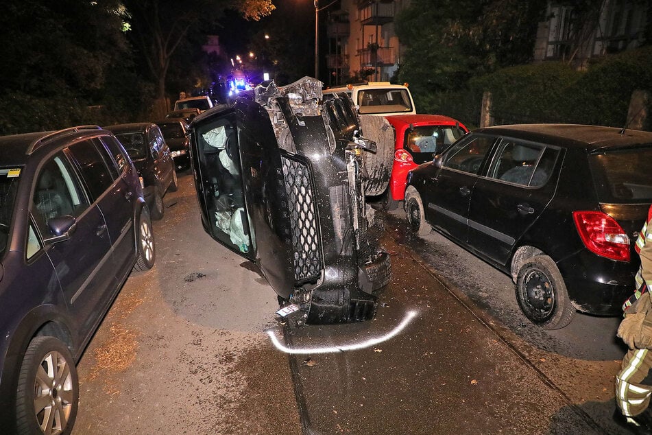 Ein Range Rover raste vor der Polizei davon, verunglückte auf der Hohnsteiner Straße.