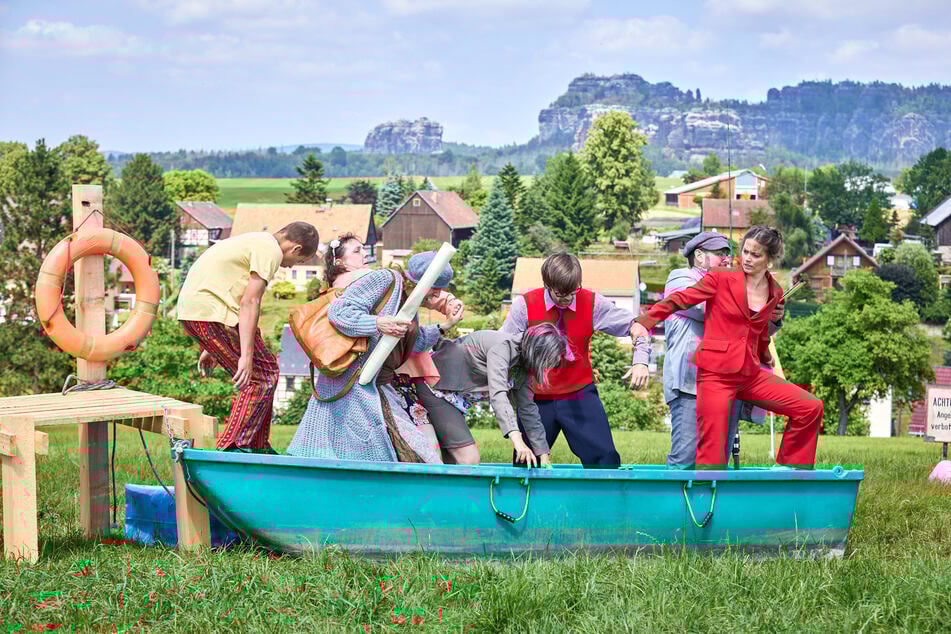 Das Theater "SandsteinSpiele" bewegt sich mit den Zuschauern durch die Landschaft. (Archivbild)