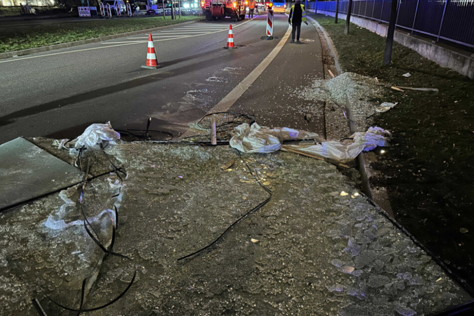 Ein Lkw hat am Mittwochnachmittag in Hamburg mehrere schweren Glasplatten verloren. Die betroffene Straße musste gesperrt werden.