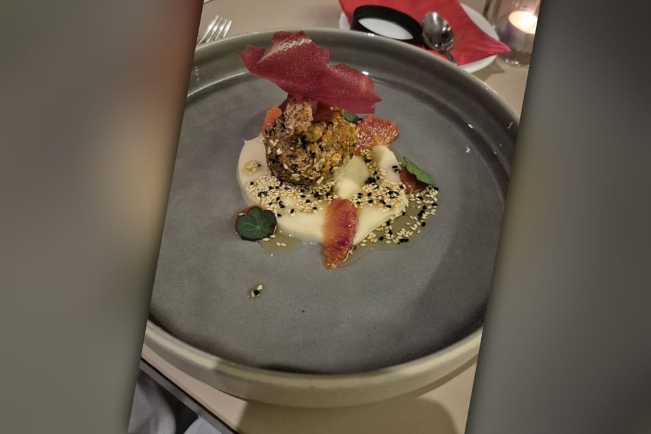 In diesem Jahr dominiert Ente. Der Zwischengang: Croustillant von confierter Entenkeule und Aal, dazu Topinambur, Blutorange und Sesambutter.