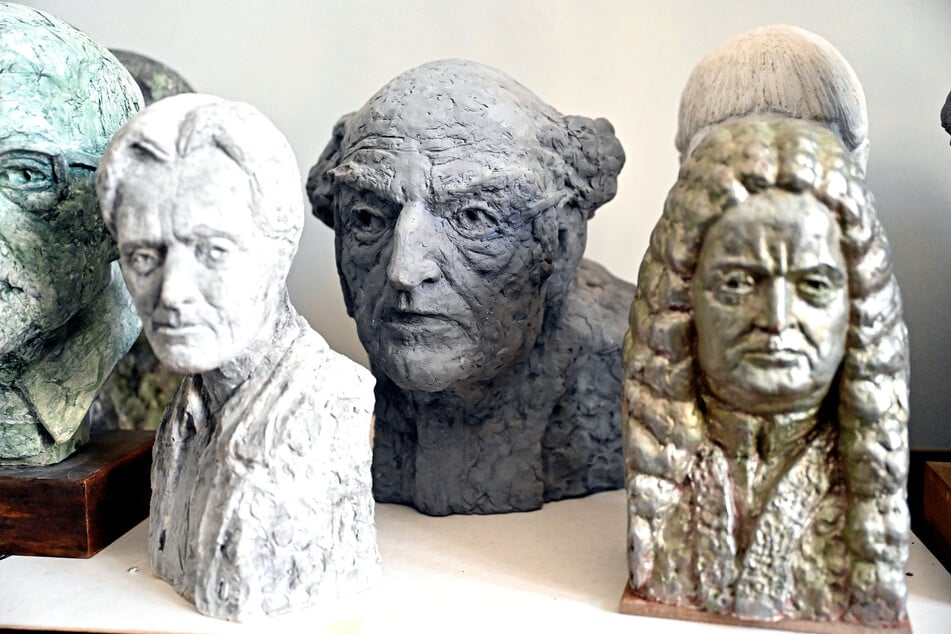 Eißner modellierte die Köpfe von Architekt Frei Otto, Schriftsteller Stefan Heym und Bergrat Hans Carl von Carlowitz (v.l.).