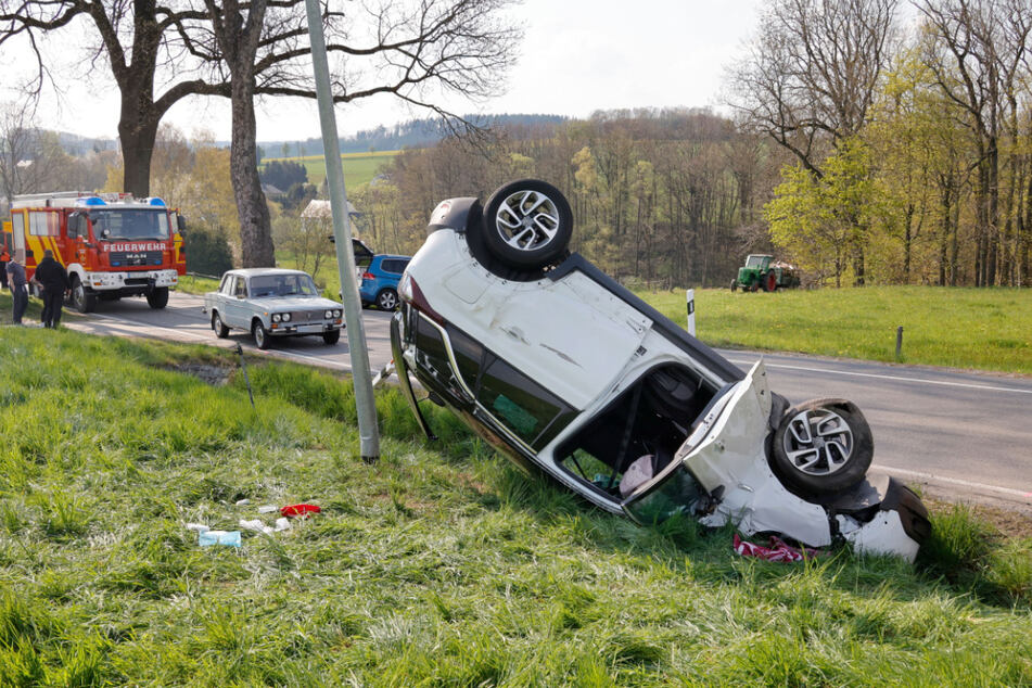 Der Opel-Fahrer konnte sich nach dem Unfall noch aus dem zertrümmerten Auto befreien. Wurde dann aber ins Krankenhaus gebracht.