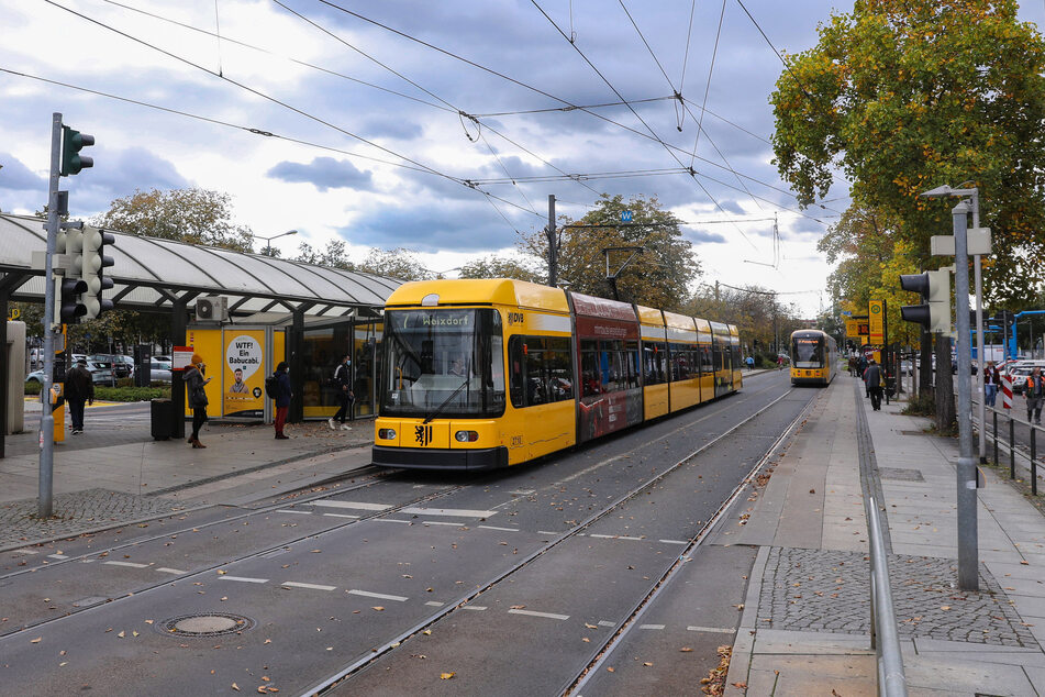 Der unbekannte Täter stieg am Pirnaischen Platz in die Straßenbahn-Linie 7 Richtung Weixdorf ein.