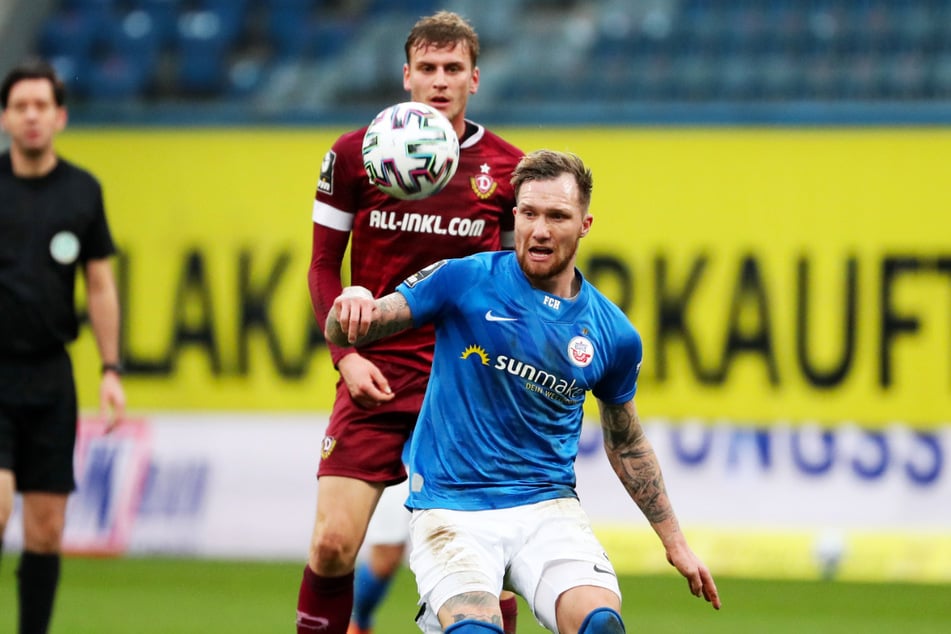 Jan Löhmannsröben (29, r.) ist beim Tabellendritten FC Hansa Rostock Stammspieler im defensiven Mittelfeld. Hier schirmt er den Ball vor Dynamo Dresdens Stürmer Christoph Daferner (23) ab.