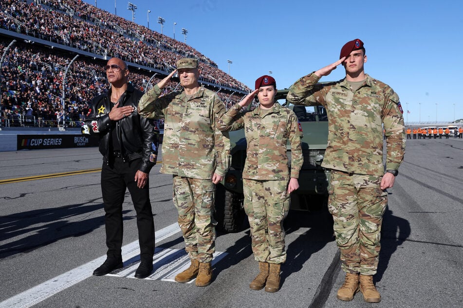 Dwayne "The Rock" Johnson (52, l.) bei einem NASCAR-Rennen im Februar mit Vertretern der US-Armee.