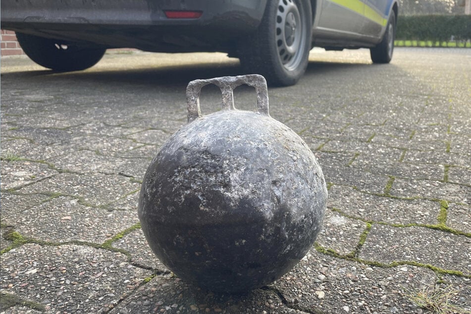 Ein 55-Jähriger hat eine Metallboje gefunden und aufgebohrt, nun schwebt er in Lebensgefahr.
