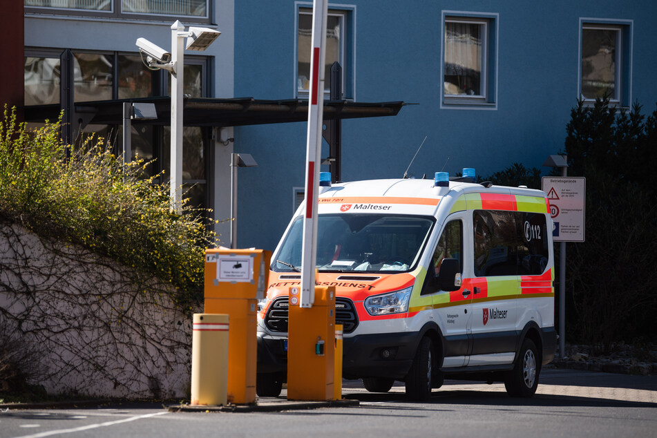 Ein Fahrzeug eines Rettungsdienstes steht vor dem Würzburger Seniorenheim, in dem bisher bereits 13 Personen an den Folgen einer Covid-19 Erkrankung gestorben sind.