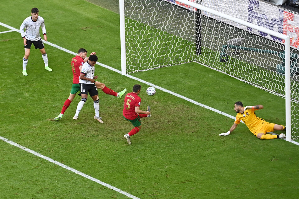 BVB-Profi Raphael Guerreiro (2.v.r.) drückt die Kugel unglücklich mit dem linken Schienbein zum 2:1 für Deutschland über die Linie.
