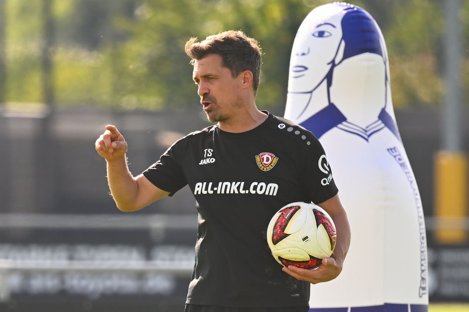 Thomas Stamm (43) am Dienstag beim Training. Der Dynamo-Coach will Fußball-Deutschland zeigen, dass es auch anders geht.