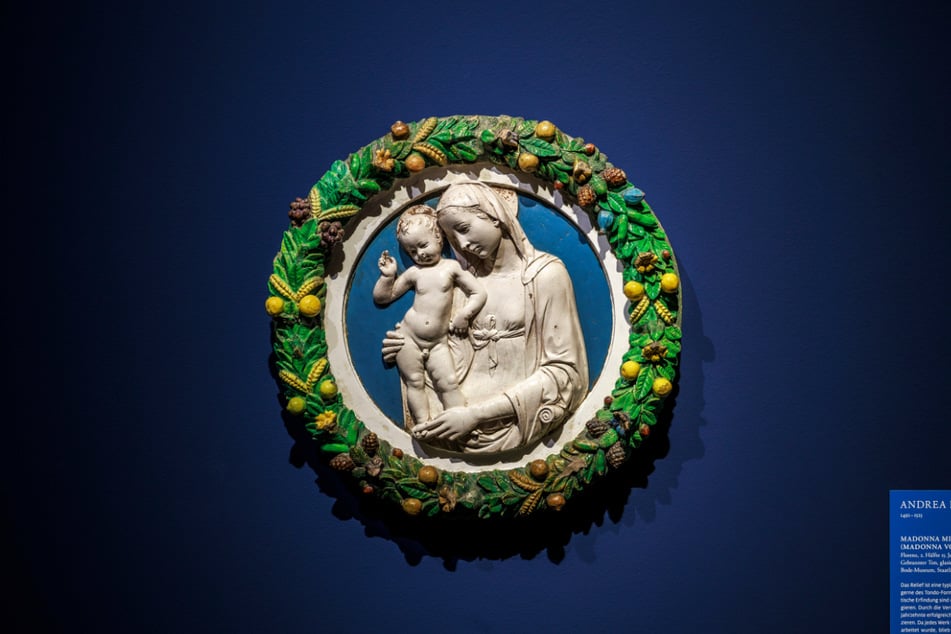 Glasiertes Terrakotta-Relief "Madonna mit Kind" (2. Hälfte des 15. Jahrhunderts) von Andrea della Robbia, eine Leihgabe des Berliner Bode-Museums.